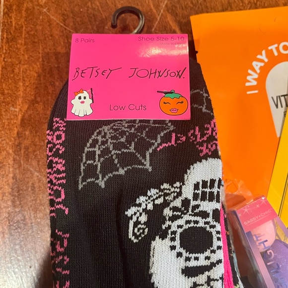 🎃🕷️Halloween bundle🎃🕷️ Betsy Johnson socks, face mask - Picture 2 of 5